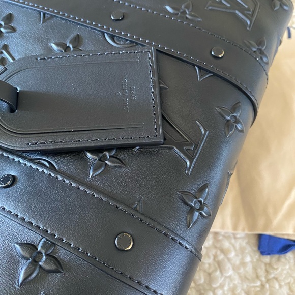 Louis Vuitton city seal keepal - Picture 8 of 17